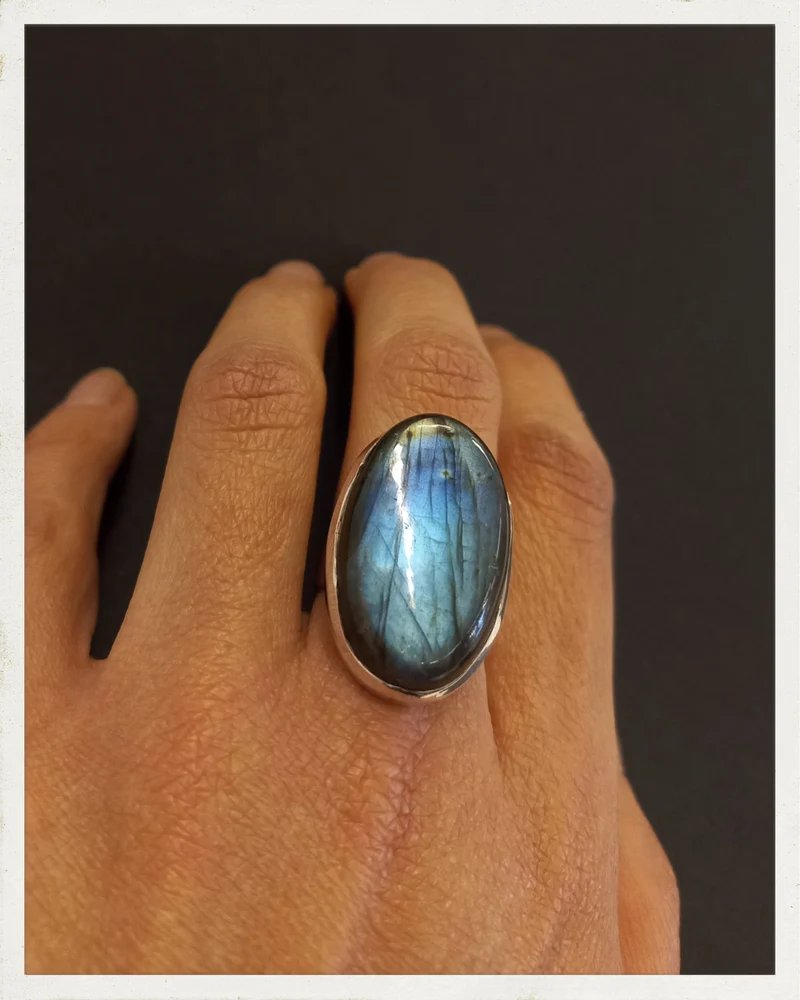 Sortija de labradorita y plata (EXCLUSIVO ONLINE)