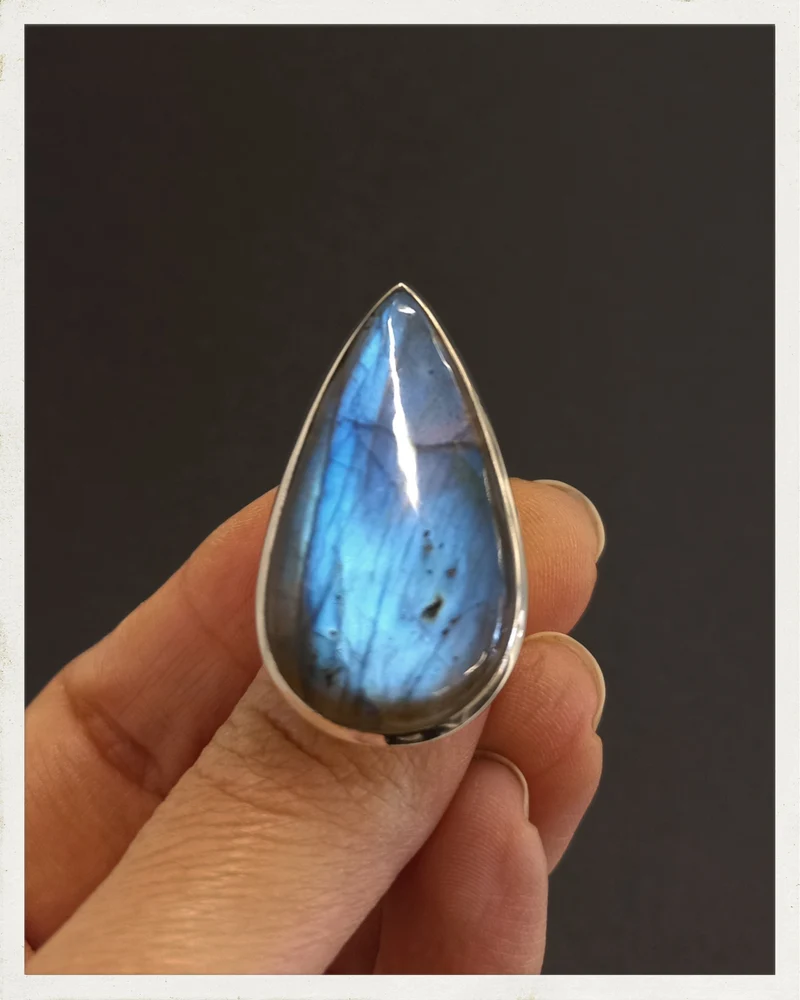 Sortija de labradorita y plata (EXCLUSIVO ONLINE)