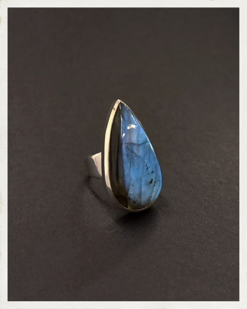 Sortija de labradorita y plata (EXCLUSIVO ONLINE)