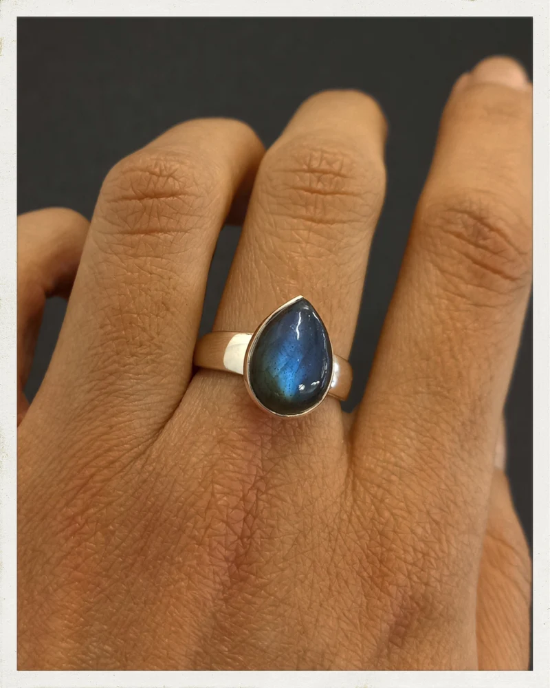 Sortija de labradorita y plata (EXCLUSIVO ONLINE)