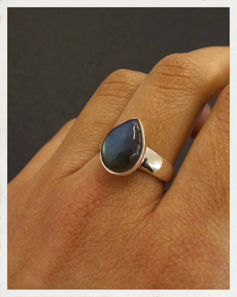 Sortija de labradorita y plata (EXCLUSIVO ONLINE)