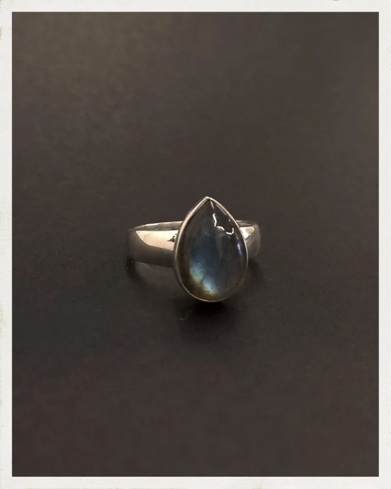 Sortija de labradorita y plata (EXCLUSIVO ONLINE)