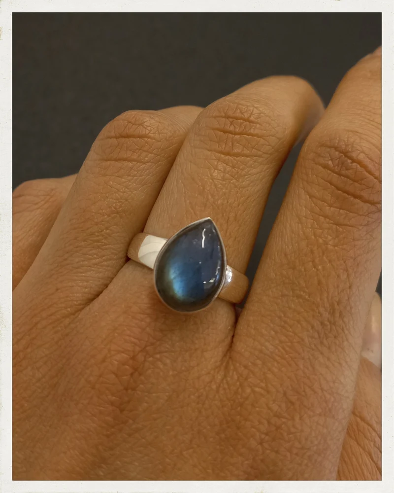 Sortija de labradorita y plata (EXCLUSIVO ONLINE)
