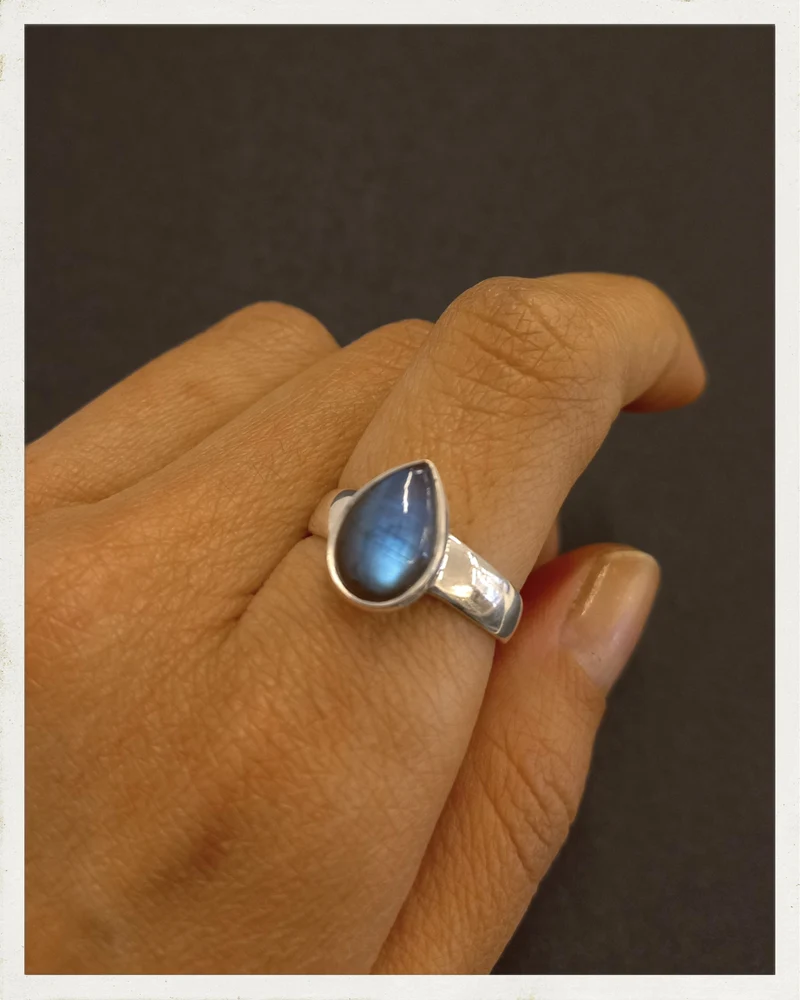 Sortija de labradorita y plata (EXCLUSIVO ONLINE)