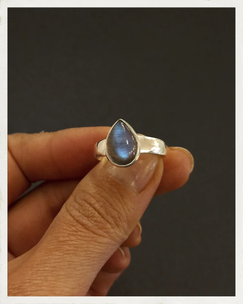 Sortija de labradorita y plata (EXCLUSIVO ONLINE)