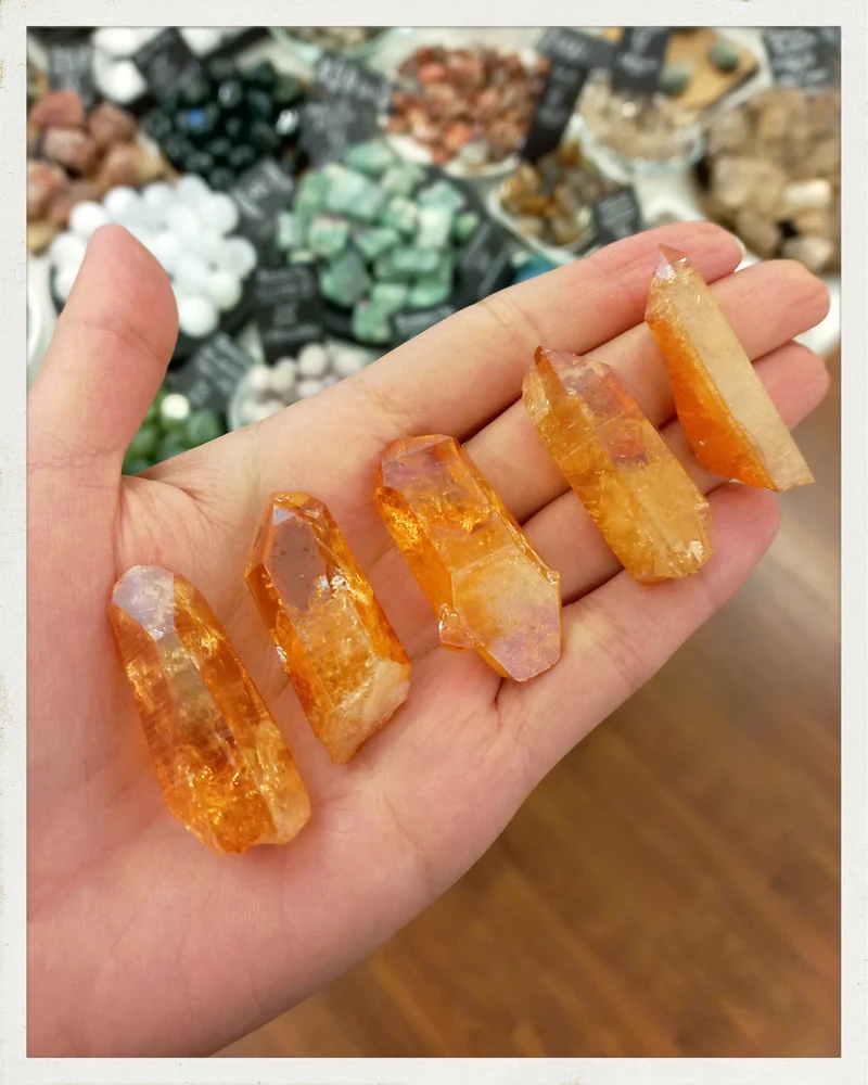 Punta de cuarzo "tangerine aura/aura mandarina" (tratado) (EXCLUSIVO ONLINE)