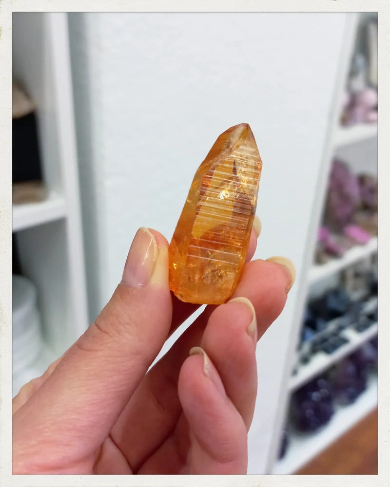 Punta de cuarzo "tangerine aura/aura mandarina" (tratado) (EXCLUSIVO ONLINE)