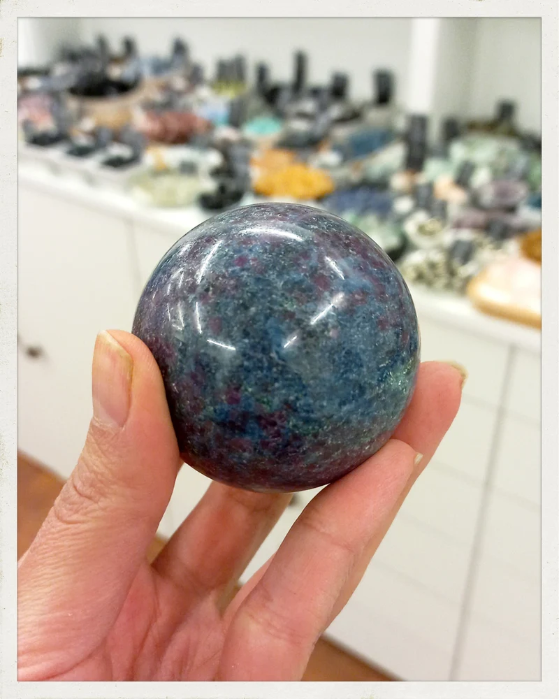Esfera de rubí y cianita (EXCLUSIVO ONLINE)