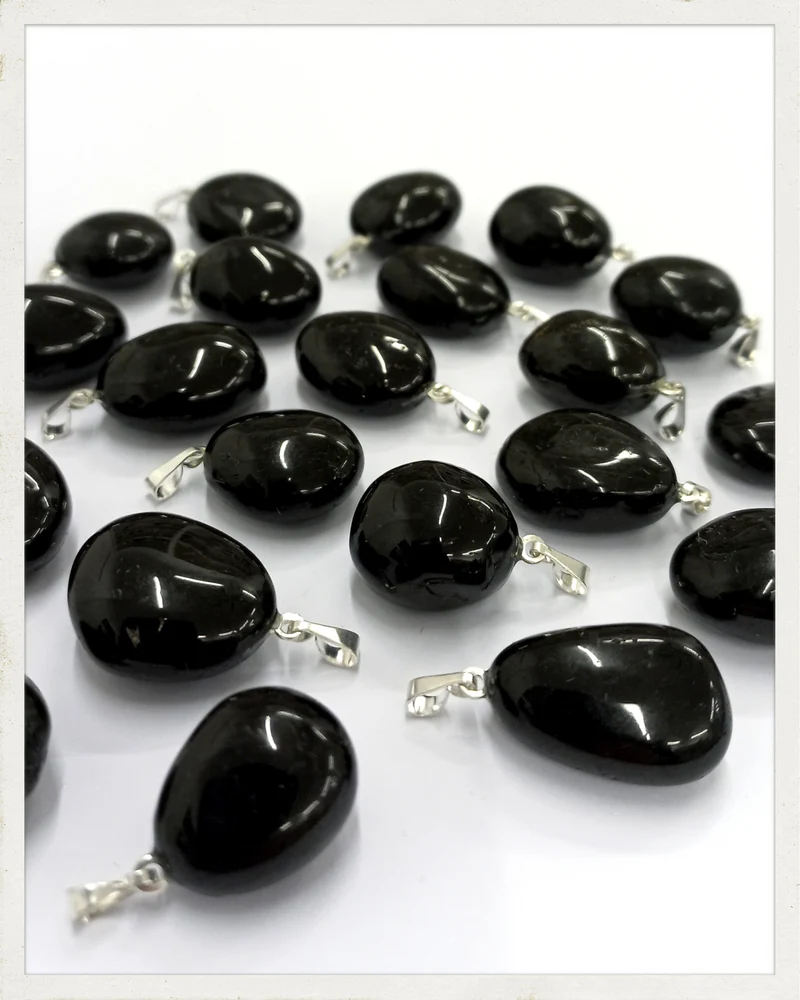 Colgante de turmalina negra