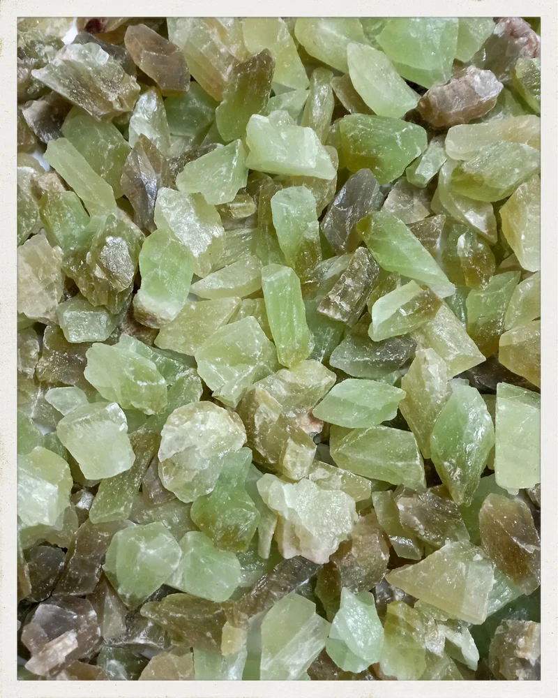Calcita verde "kiwi" en bruto