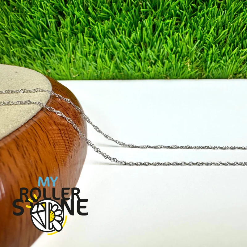 Cadena de plata de ley 925 con baño de rodio y acabado platino.