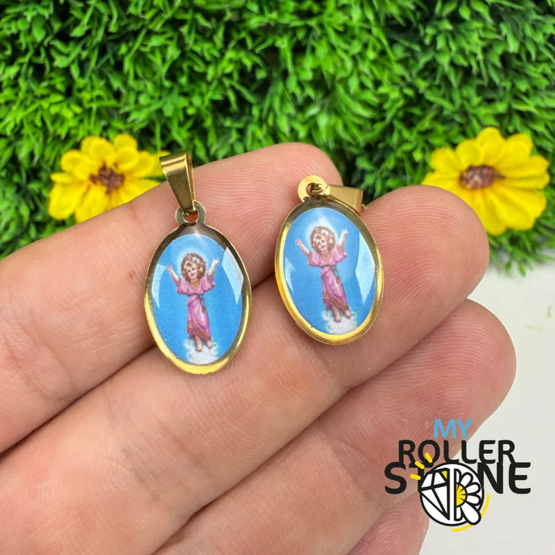 Colgante ovalado del Niño Jesús en acero inoxidable con acabado chapado en oro.