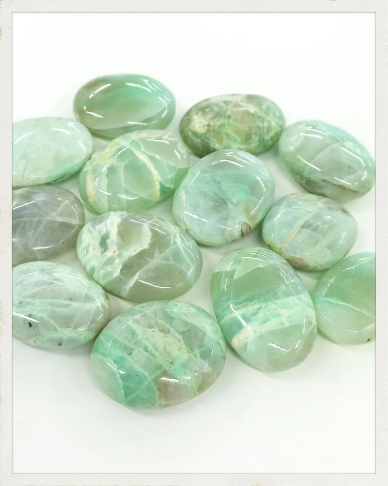 Garnierita (piedra luna verde) plana
