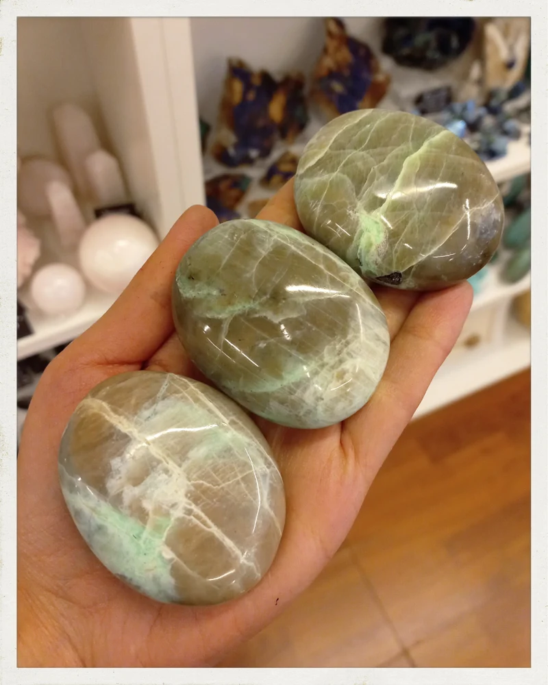 Garnierita (piedra luna verde) plana