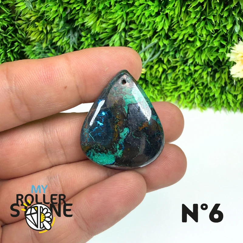 Colgante perforado de shattuckita con cuprita
