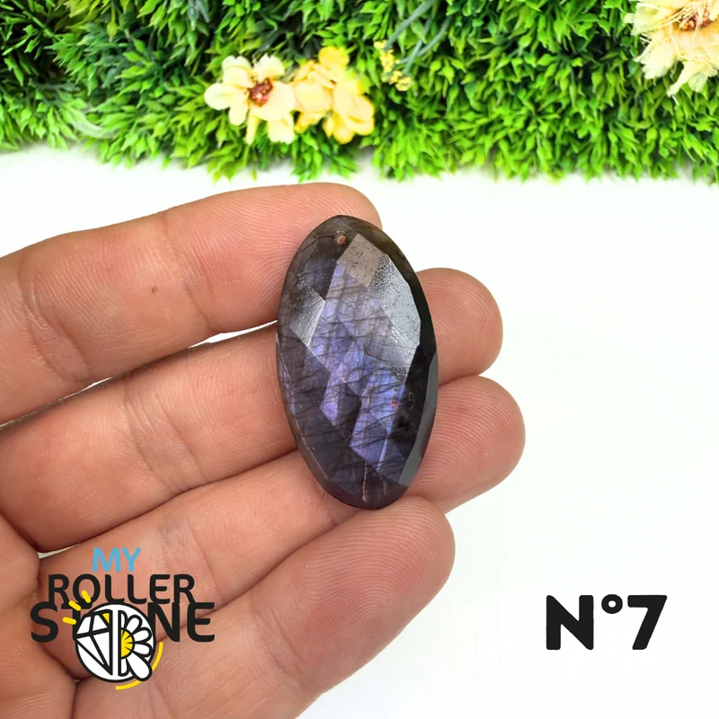 Colgante perforado de espectrolita púrpura facetada