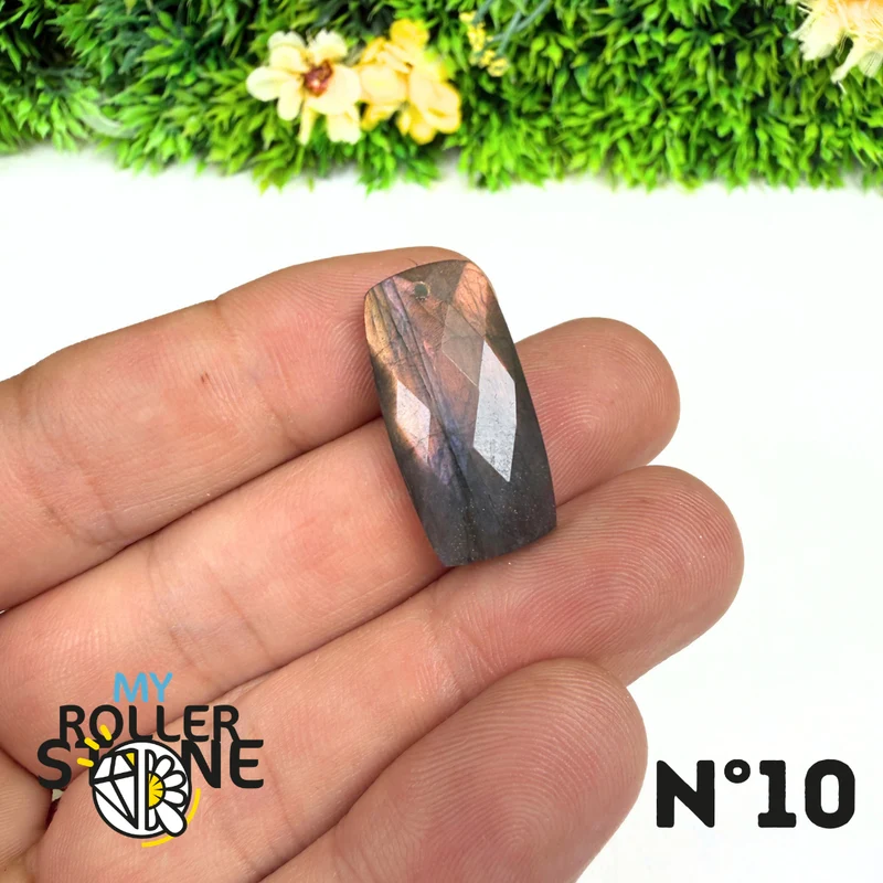 Colgante perforado de espectrolita púrpura facetada