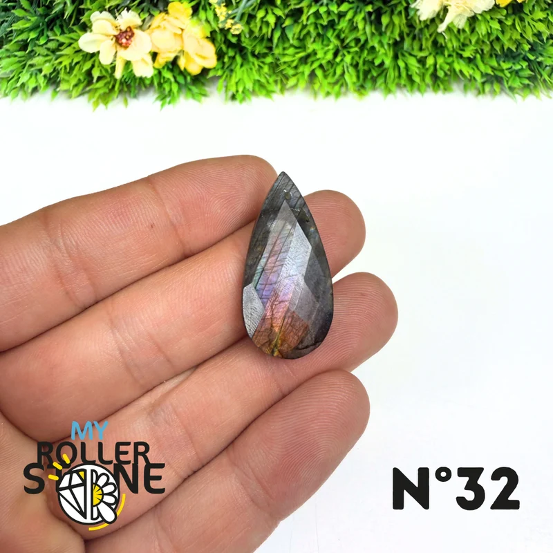 Colgante perforado de espectrolita púrpura facetada