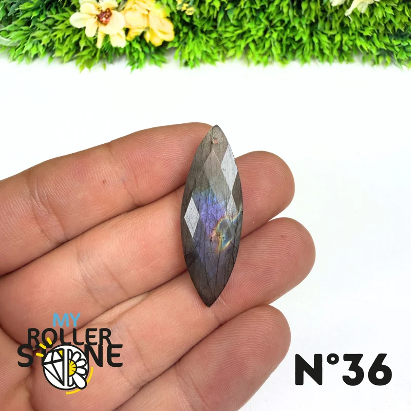 Colgante perforado de espectrolita púrpura facetada