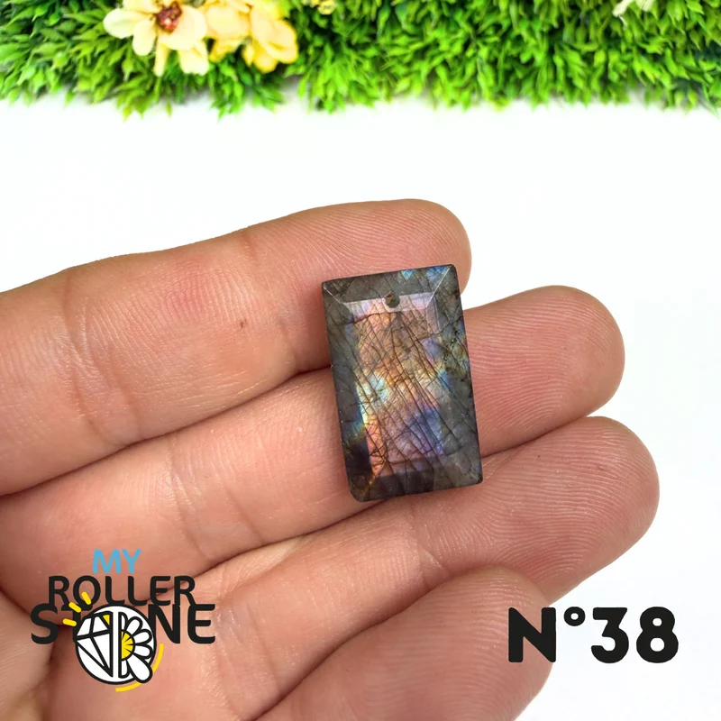 Colgante perforado de espectrolita púrpura facetada