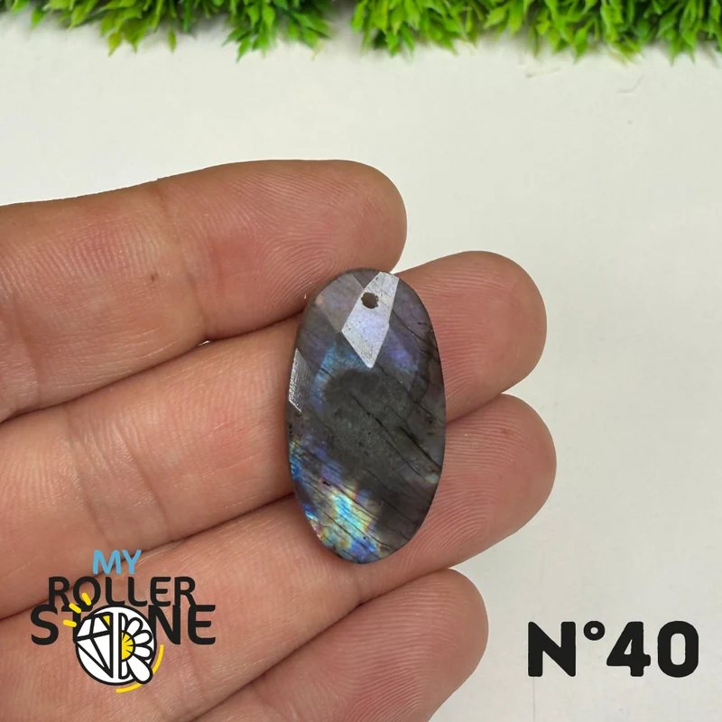 Colgante perforado de espectrolita púrpura facetada
