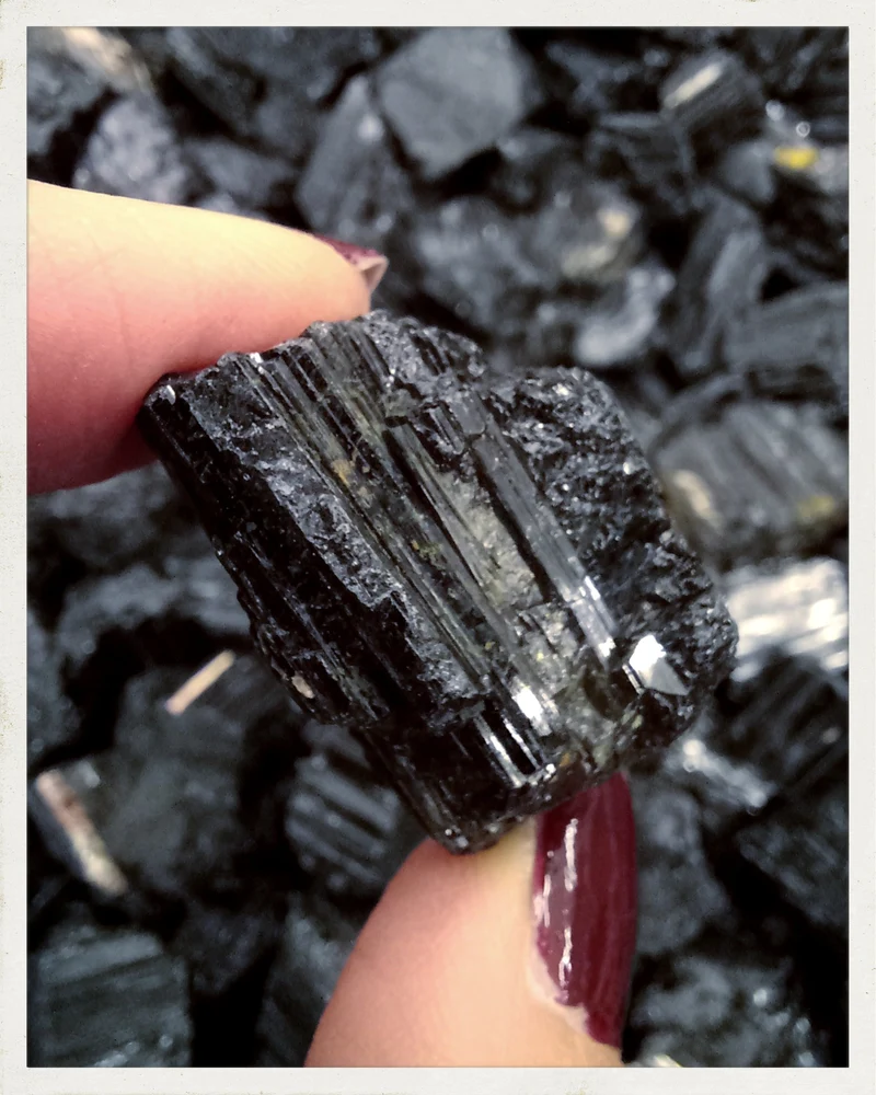 Turmalina negra en bruto pequeña