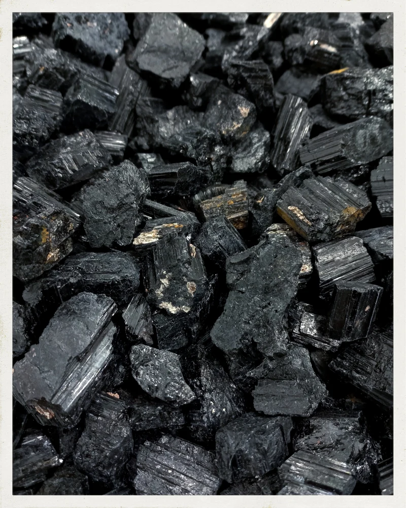 Turmalina negra en bruto pequeña