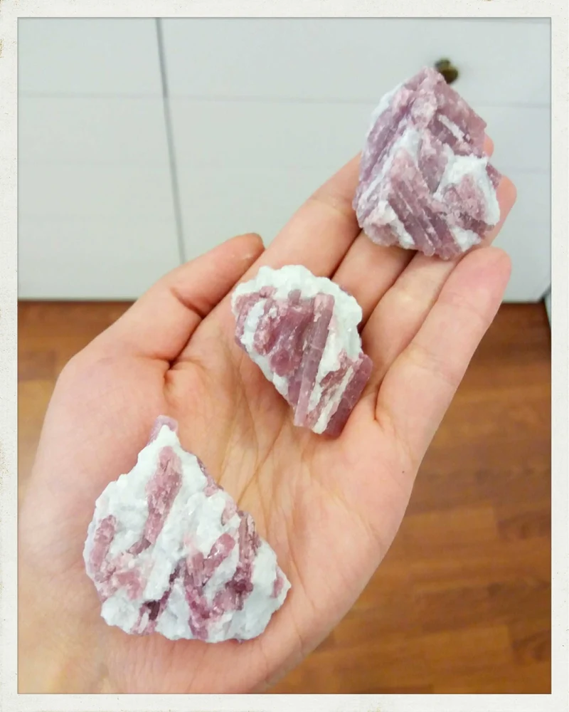 Turmalina rosa (rubelita) en matriz