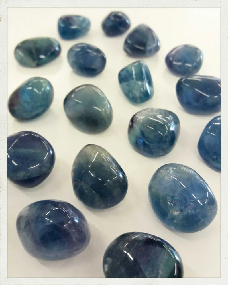 Rodado de fluorita verde-azul