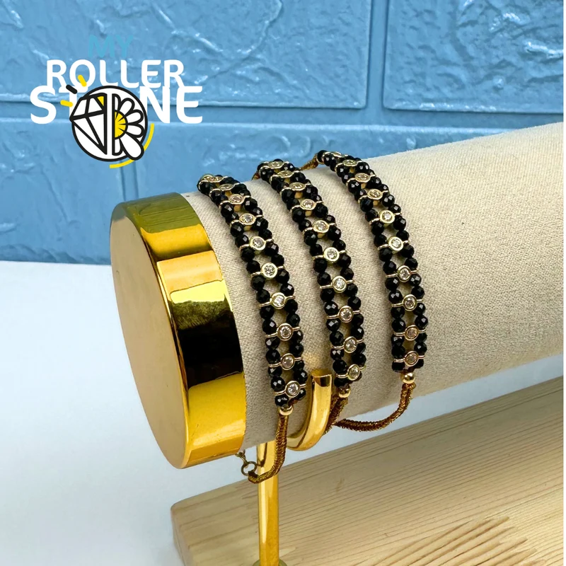Pulsera trenzada con perlas naturales y diamantes de imitación.