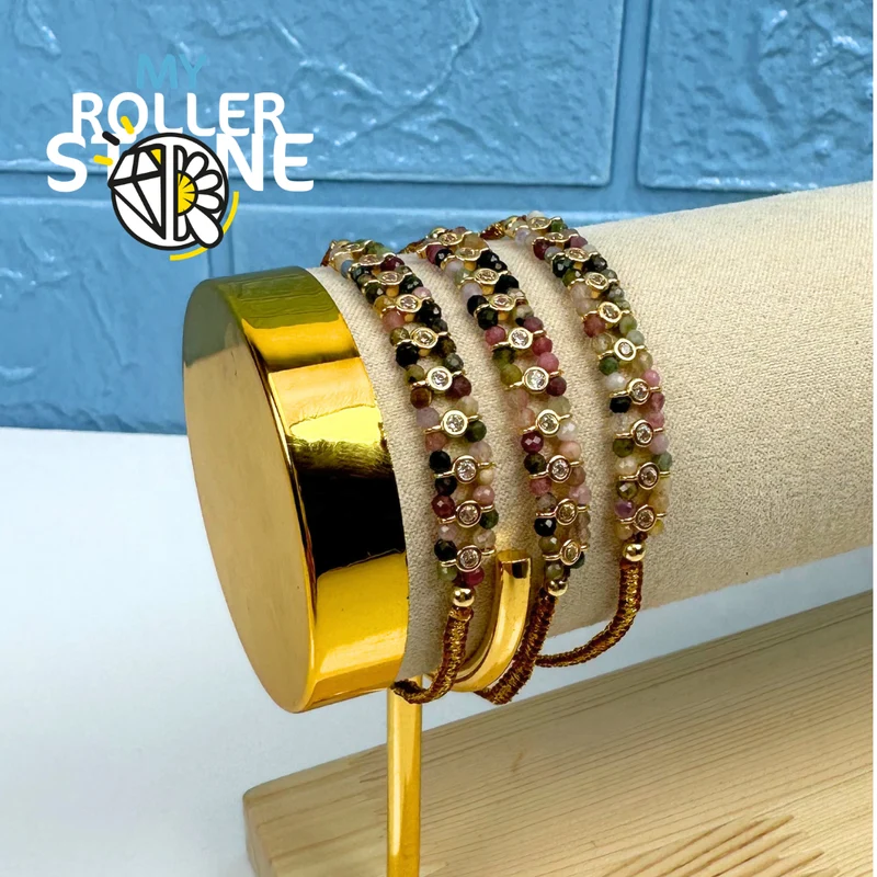 Pulsera trenzada con perlas naturales y diamantes de imitación.