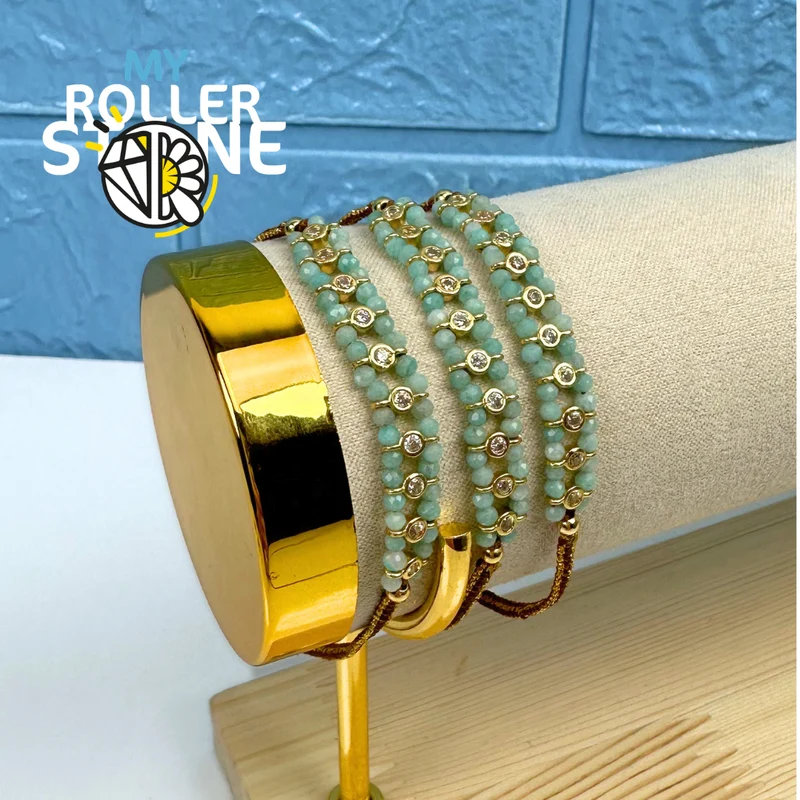 Pulsera trenzada con perlas naturales y diamantes de imitación.