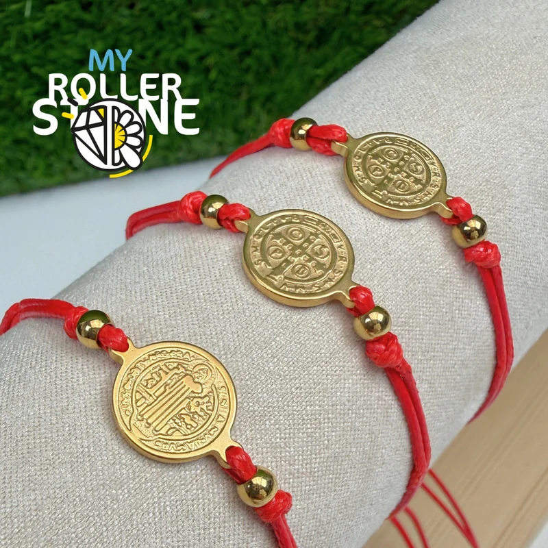 Pulsera ajustable de San Benito en acero inoxidable chapado en oro.