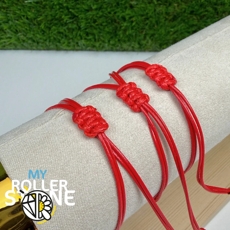 Pulsera ajustable de San Benito en acero inoxidable chapado en oro.