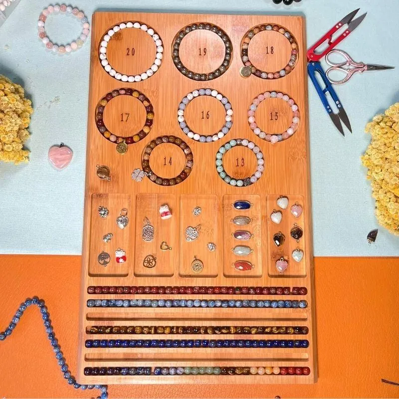 Tabla de madera para crear pulseras.