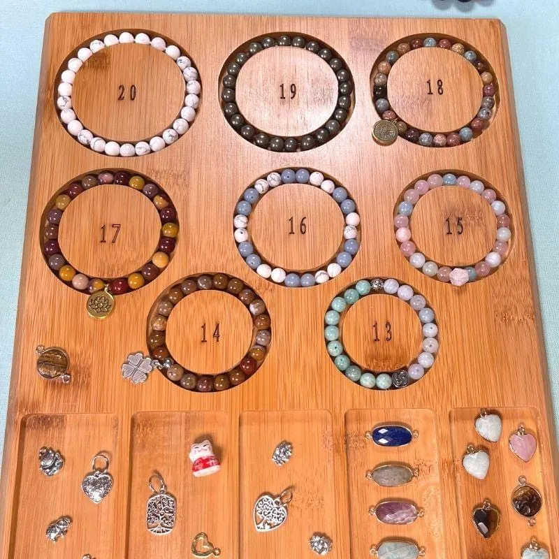 Tabla de madera para crear pulseras.