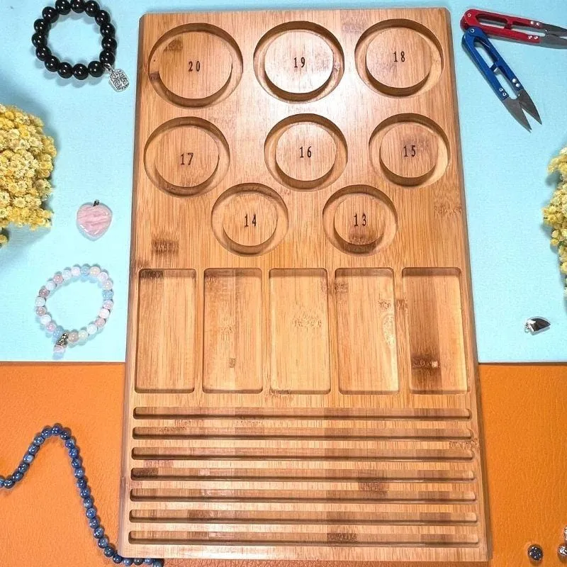 Tabla de madera para crear pulseras.