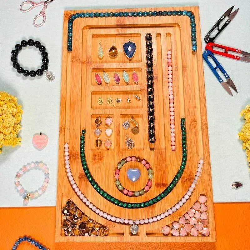 Tablero de madera para diseño de collares.
