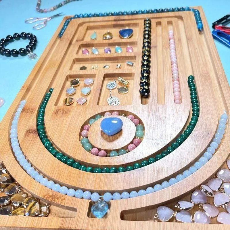 Tablero de madera para diseño de collares.