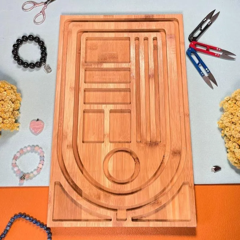 Tablero de madera para diseño de collares.
