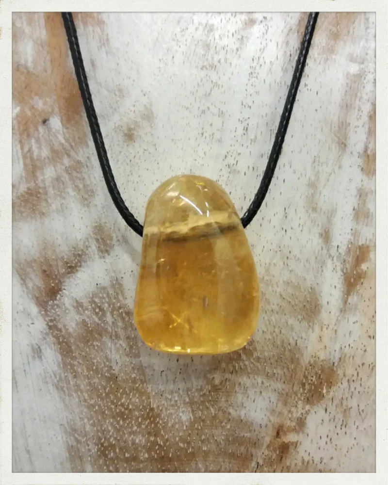 Colgante de calcita amarilla perforado