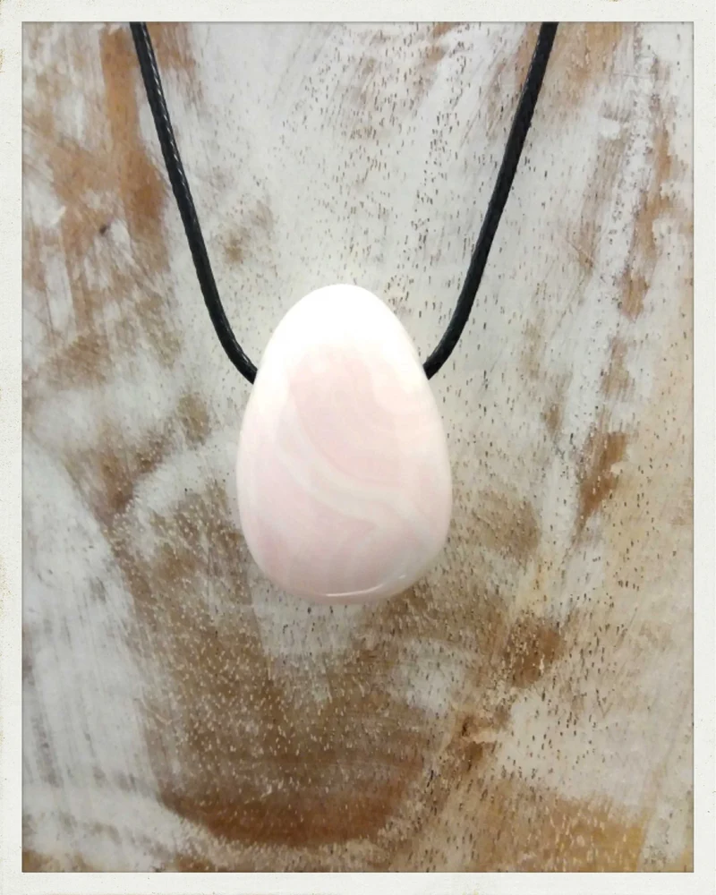 Colgante de manganocalcita perforado