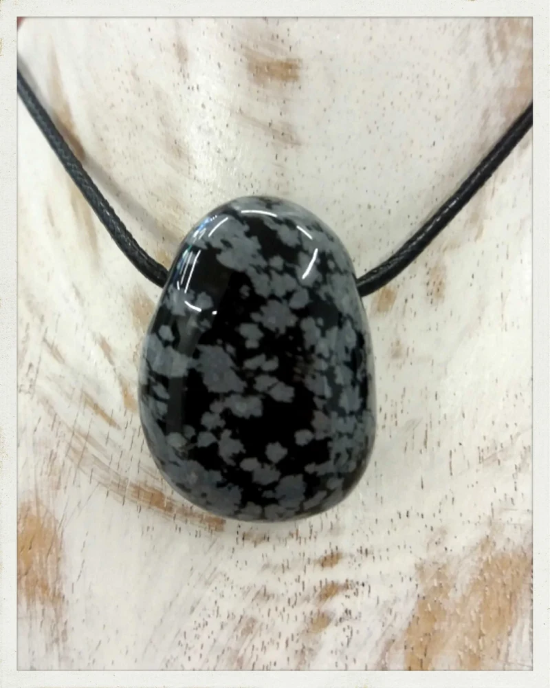 Colgante de obsidiana nevada perforado