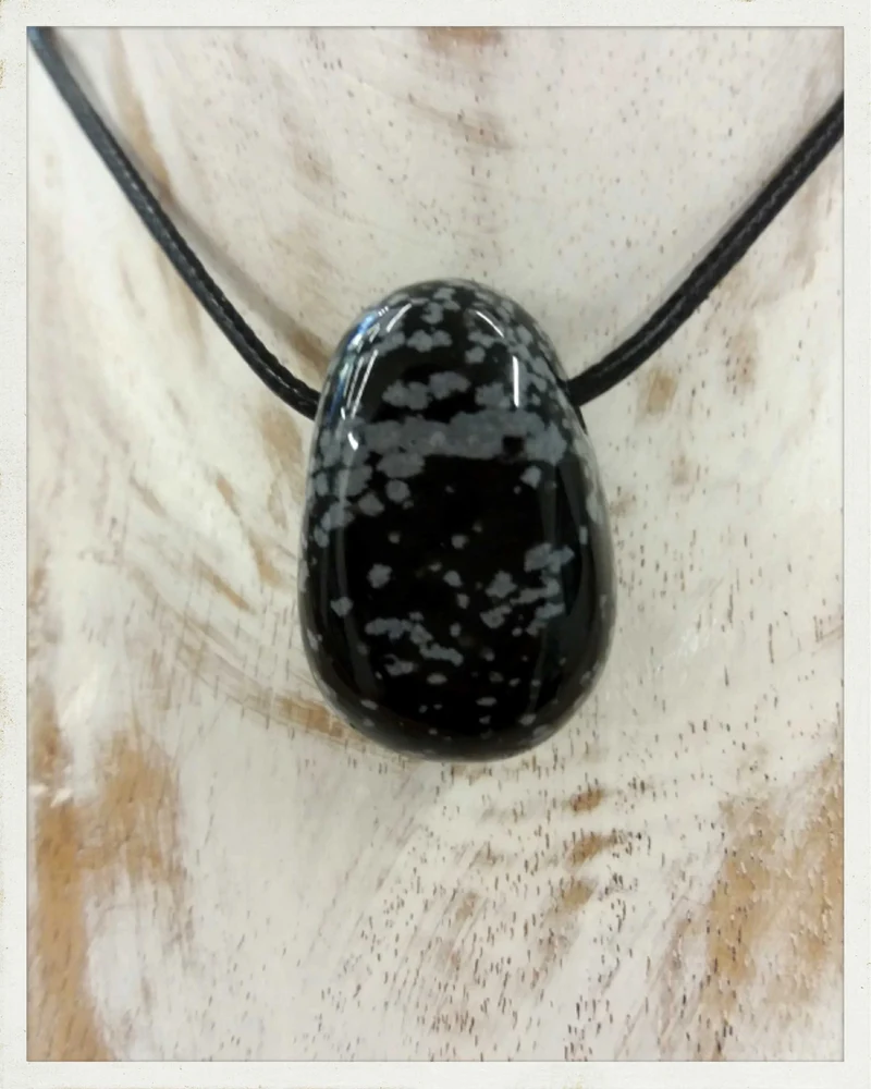 Colgante de obsidiana nevada perforado