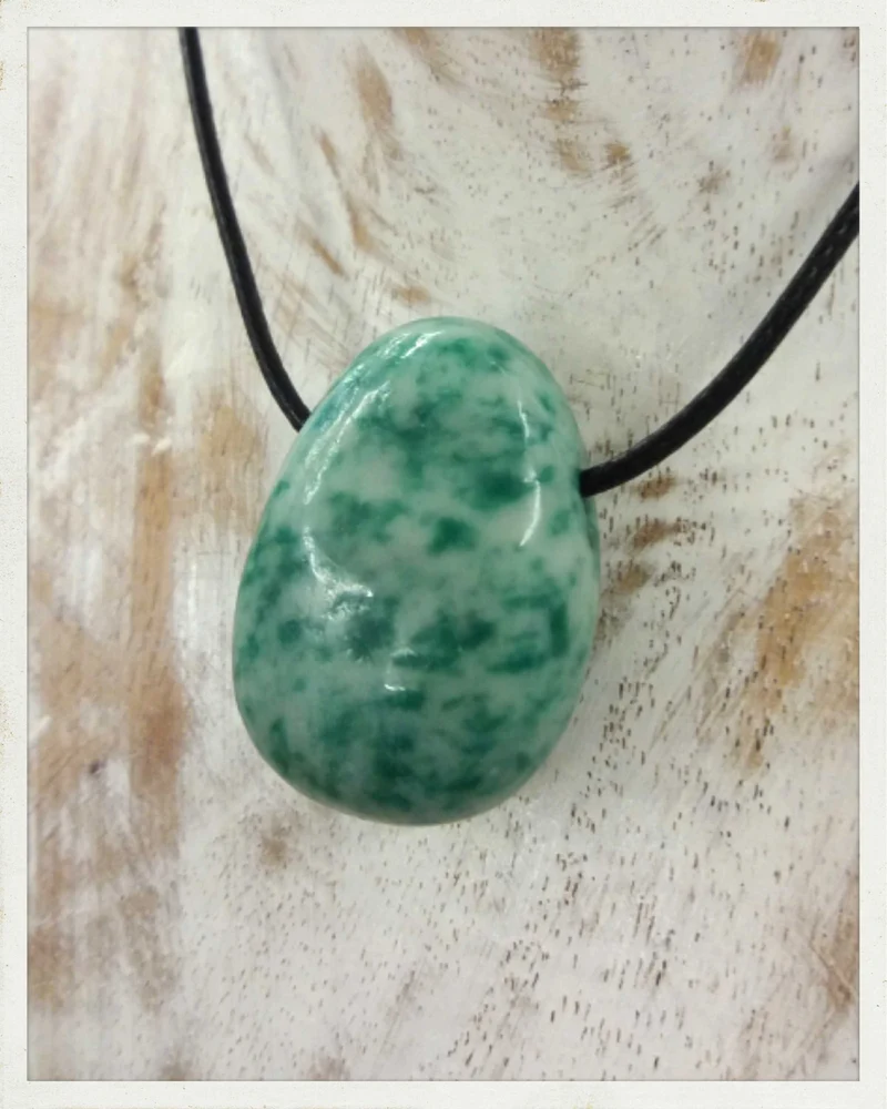 Colgante de jade jadeíta perforado