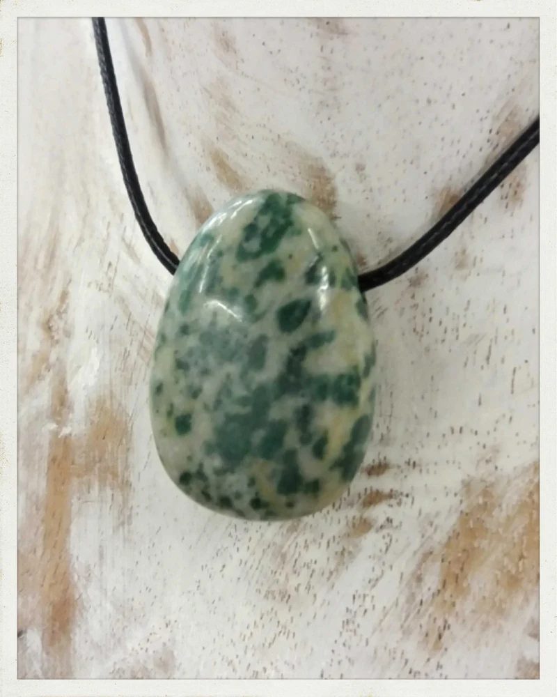 Colgante de jade jadeíta perforado