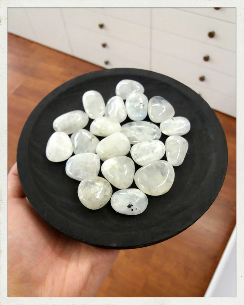 Rodado de piedra luna (variedad labradorita blanca)