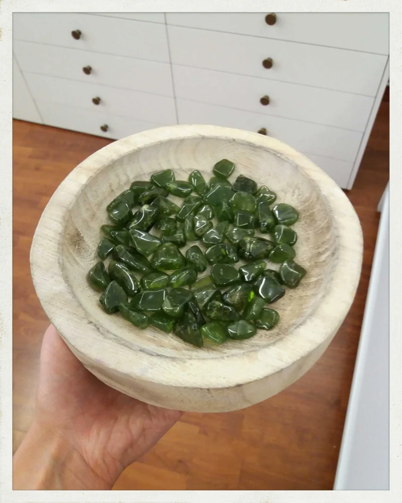 Rodado de vesubianita (idocrasa)