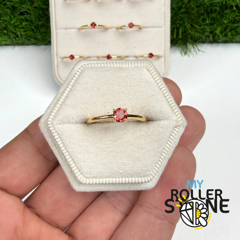 Anillo solitario de granate redondo facetado en plata de ley 925 con baño de oro (4 tamaños)