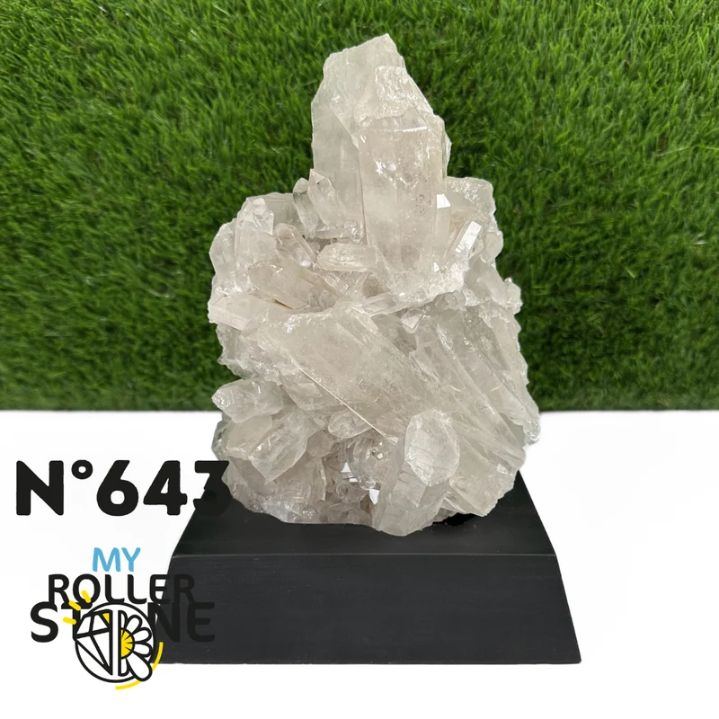 Clúster de cristal de roca sobre base negra n.° 643